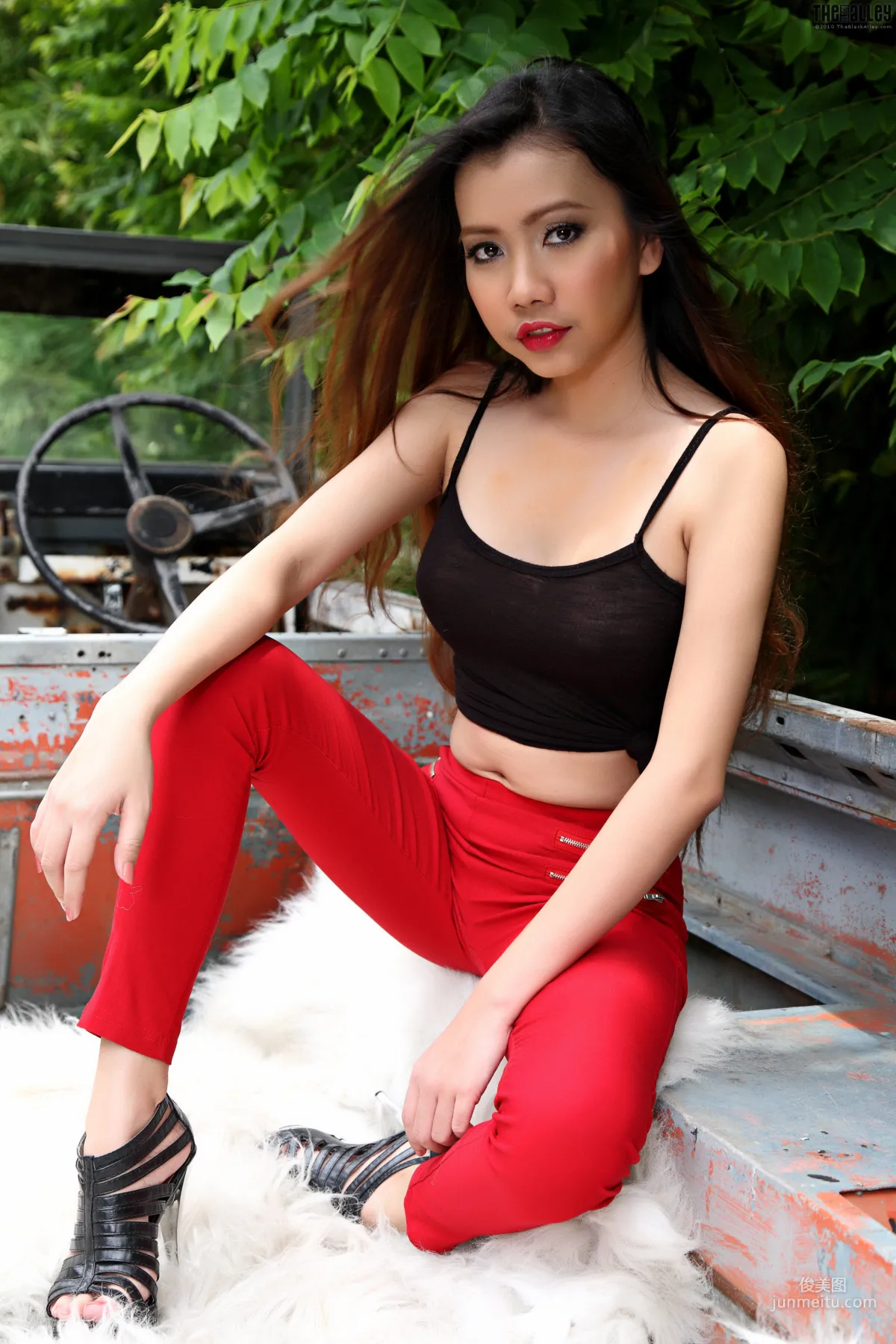 Mayavee《小背心+红色紧身裤》 [The Black Alley] 写真集16