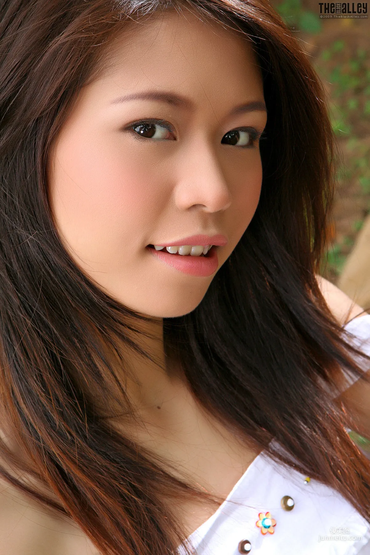 Jennie Leung《蕩秋千》 [The Black Alley] 寫真集 12