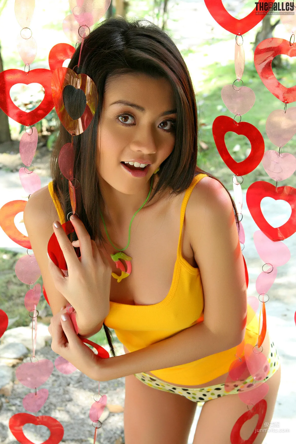 Christy Kee《性感小背心》 [The Black Alley] 写真集11