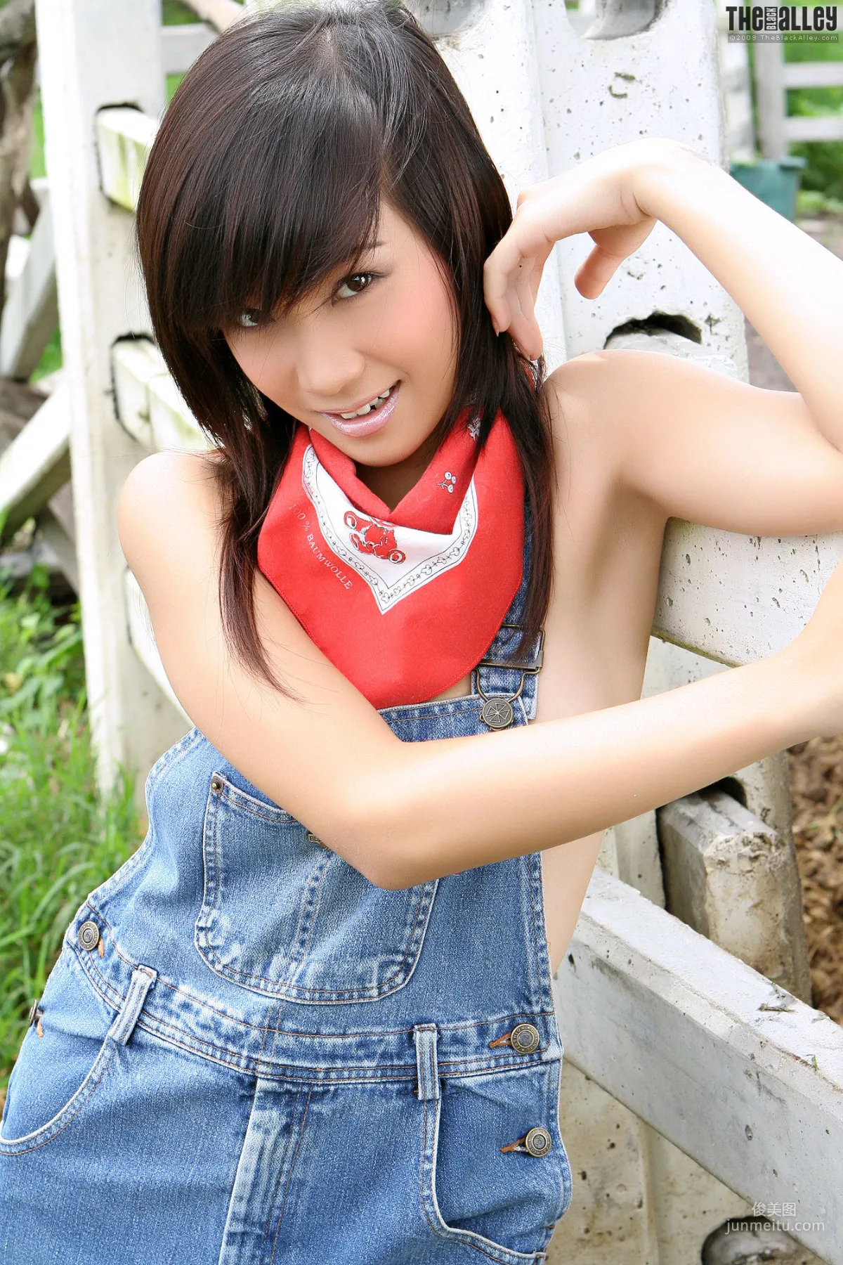 Lolita Cheng張慧敏《吊帶牛仔少女》 [The Black Alley] 寫真集 31