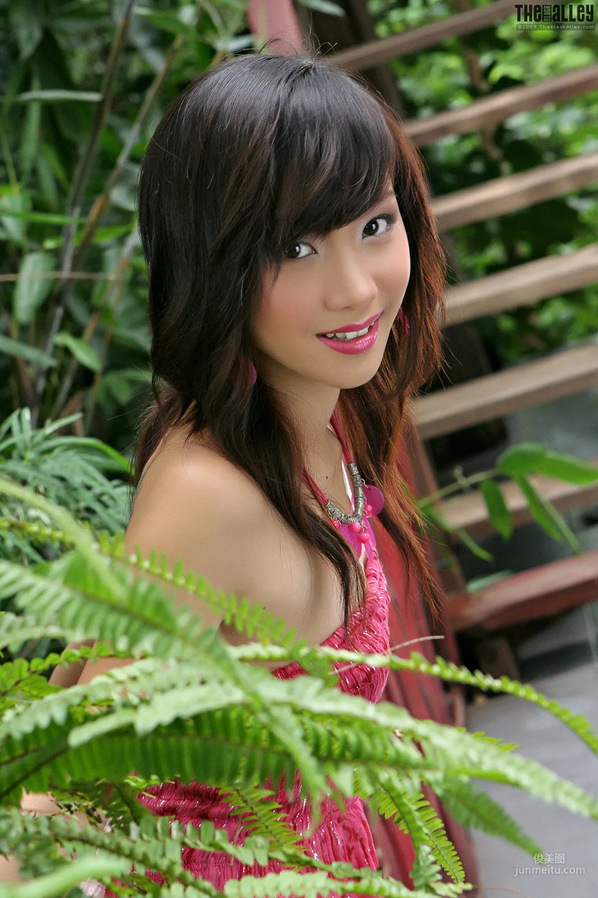 Lolita Cheng《紅色連衣裙軟妹》 [The Black Alley] 寫真集 23
