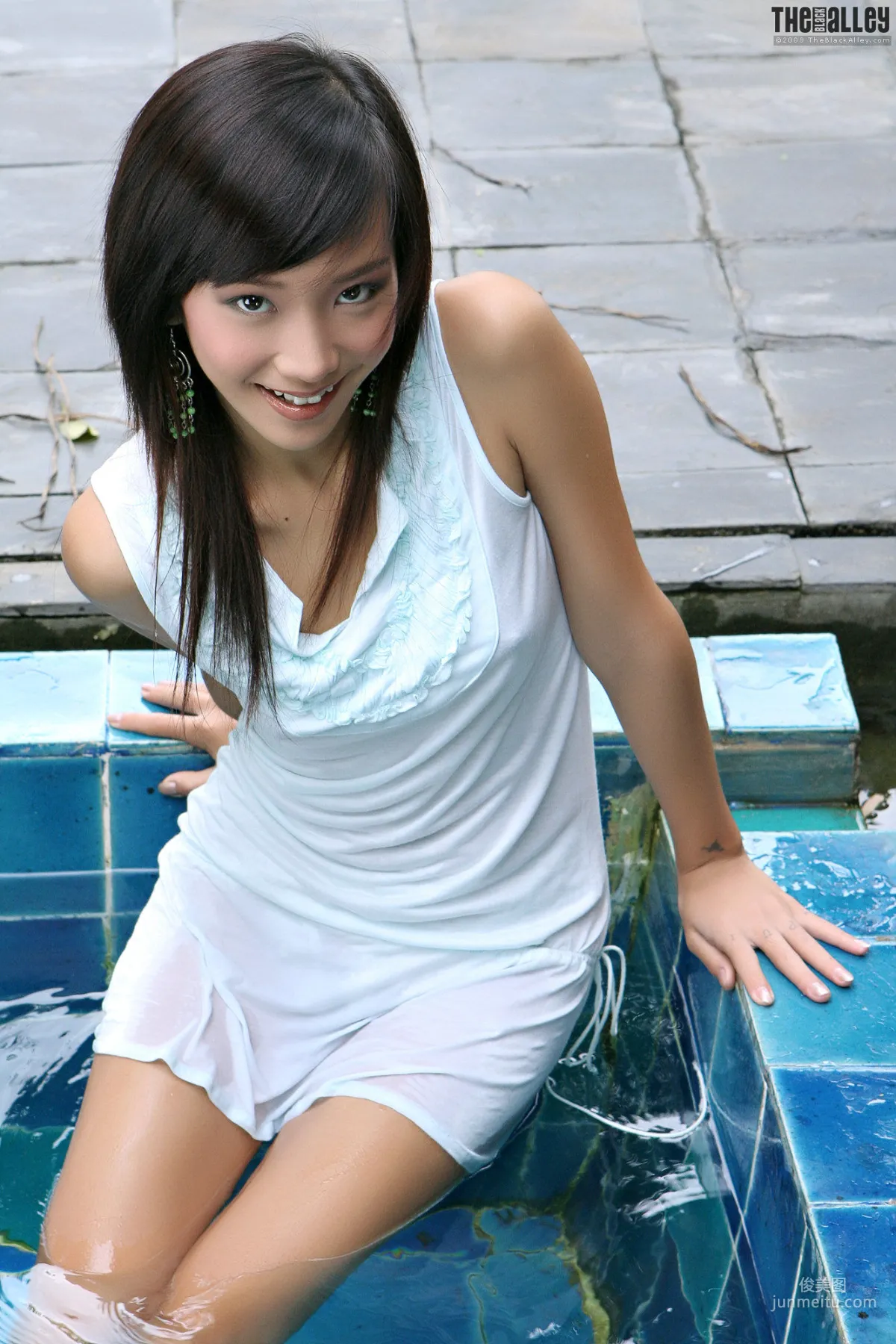 Lolita Cheng《戲水少女》 [The Black Alley] 寫真集 17