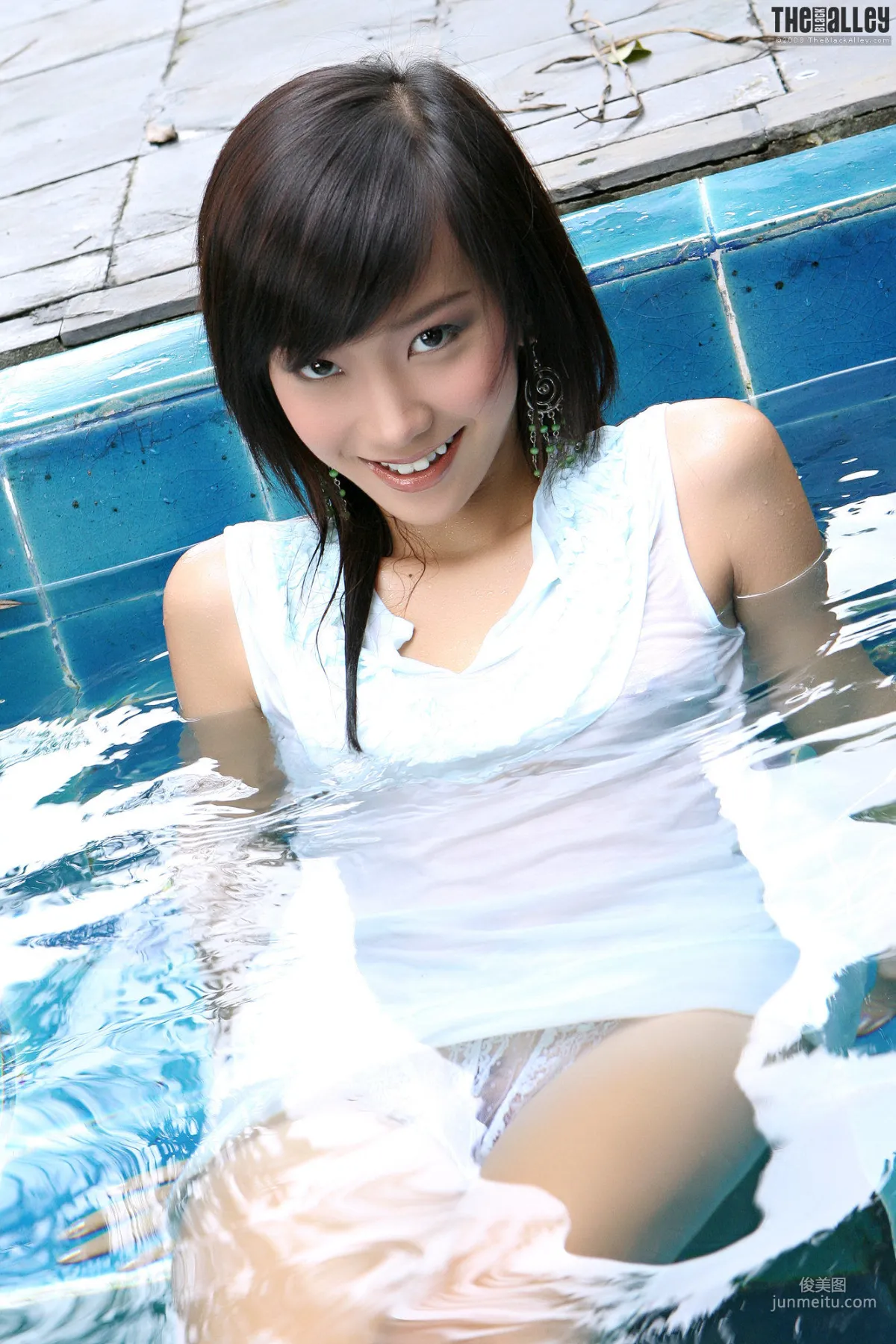 Lolita Cheng《戲水少女》 [The Black Alley] 寫真集 25