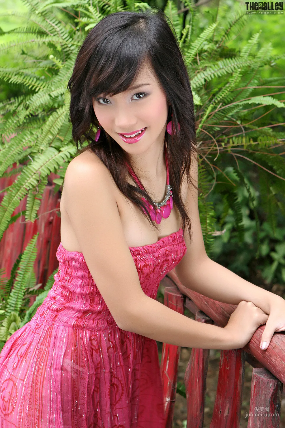 Lolita Cheng《紅色連衣裙軟妹》 [The Black Alley] 寫真集 12