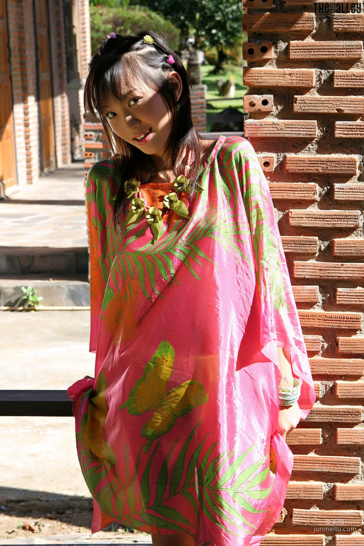 Lolita Cheng《透視薄衫》 [The Black Alley] 寫真集 23
