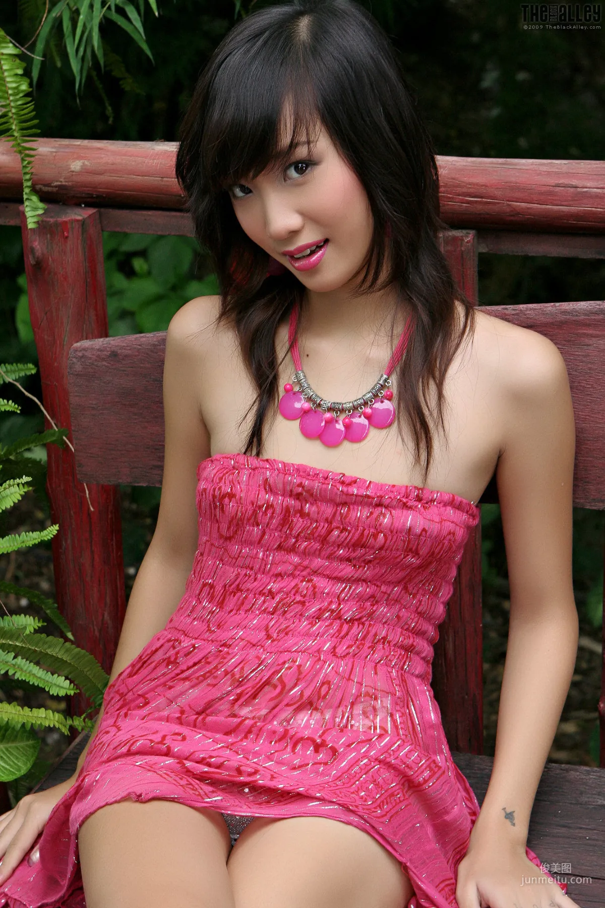 Lolita Cheng《紅色連衣裙軟妹》 [The Black Alley] 寫真集 36