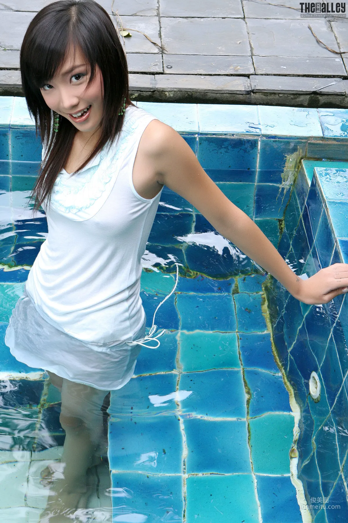 Lolita Cheng《戲水少女》 [The Black Alley] 寫真集 18