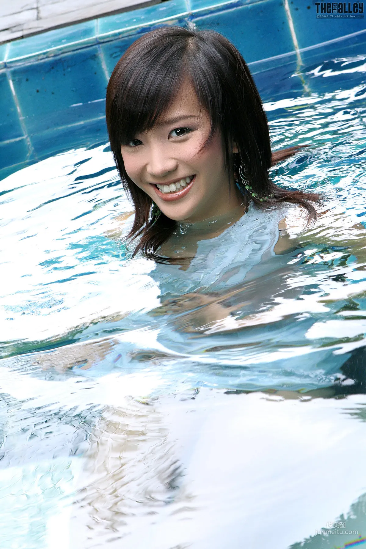 Lolita Cheng《戲水少女》 [The Black Alley] 寫真集 24