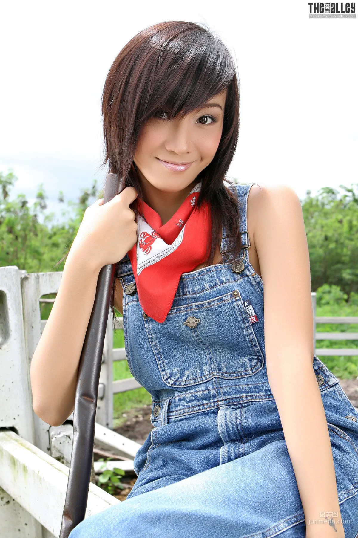 Lolita Cheng張慧敏《吊帶牛仔少女》 [The Black Alley] 寫真集 24