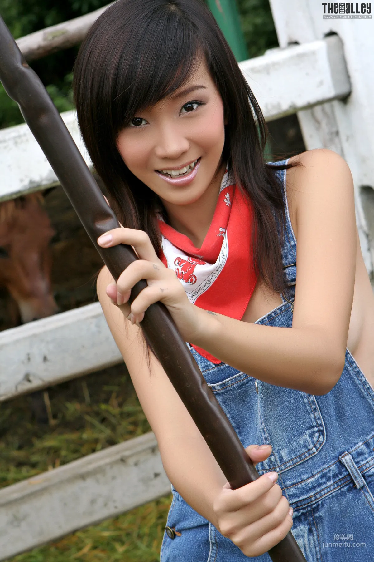 Lolita Cheng張慧敏《吊帶牛仔少女》 [The Black Alley] 寫真集 1
