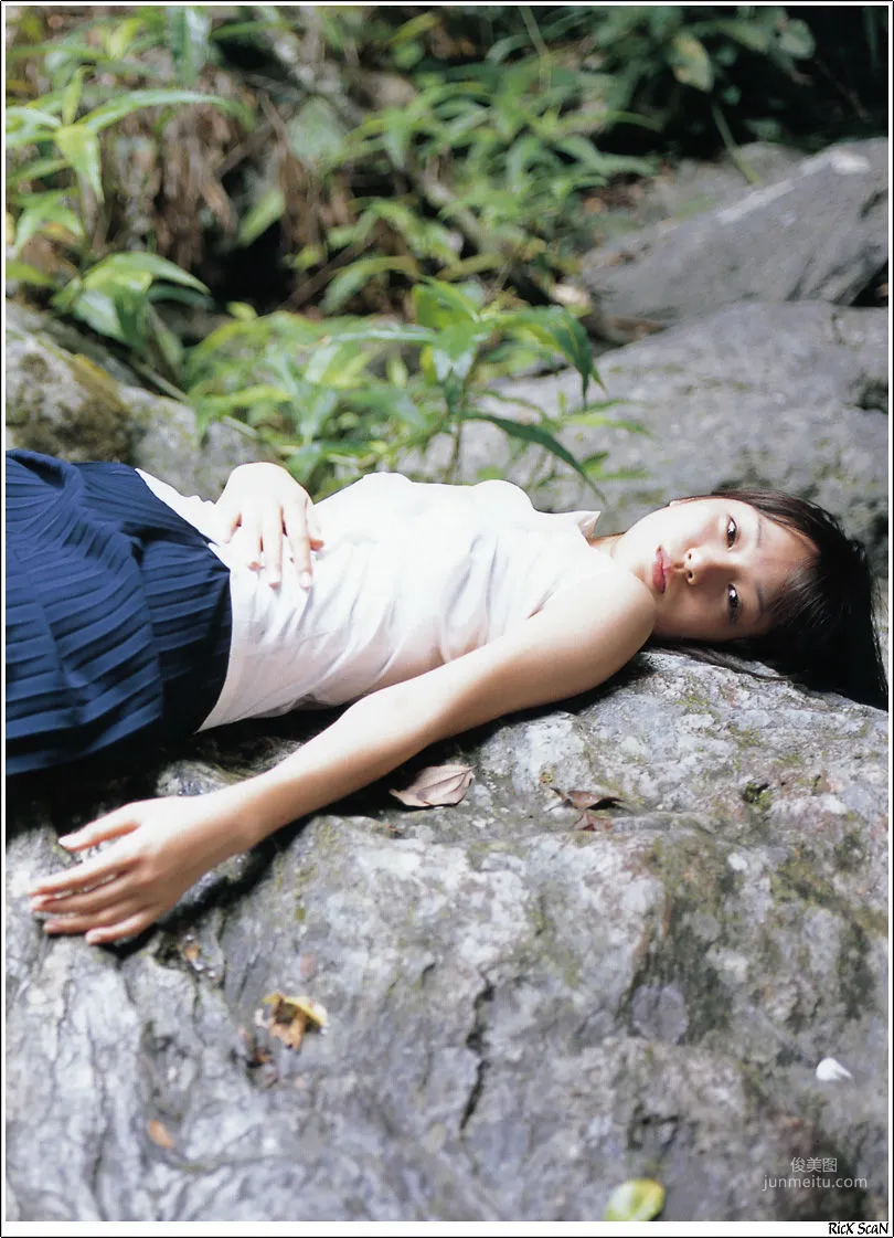 戸田恵梨香《Nature》 [Photobook] 写真集8