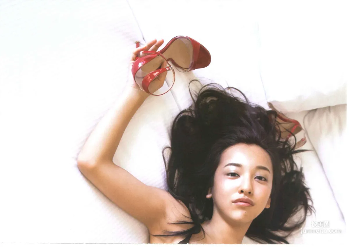 板野友美《release》 [PhotoBook] 写真集7
