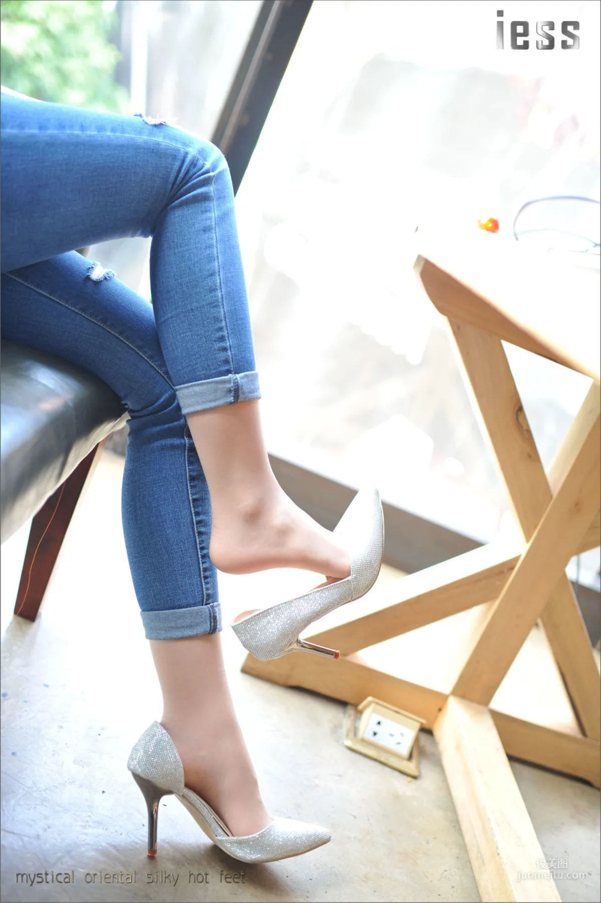 Silk Feet Bento 009 Zhang Xinyue 《Silk Feet, High Heels and Jeans 3》 [IESS] Photo Set photo 24
