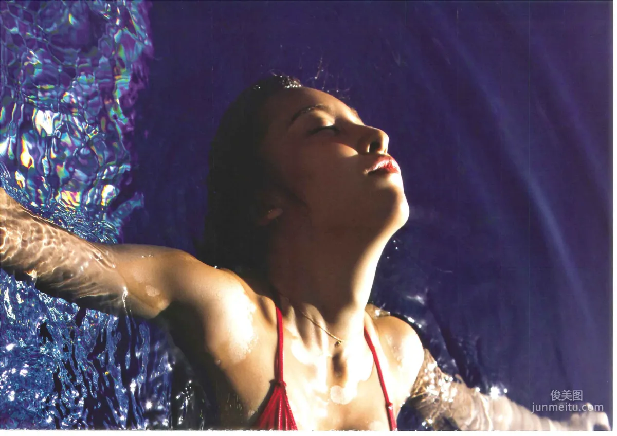 板野友美《release》 [PhotoBook] 写真集17