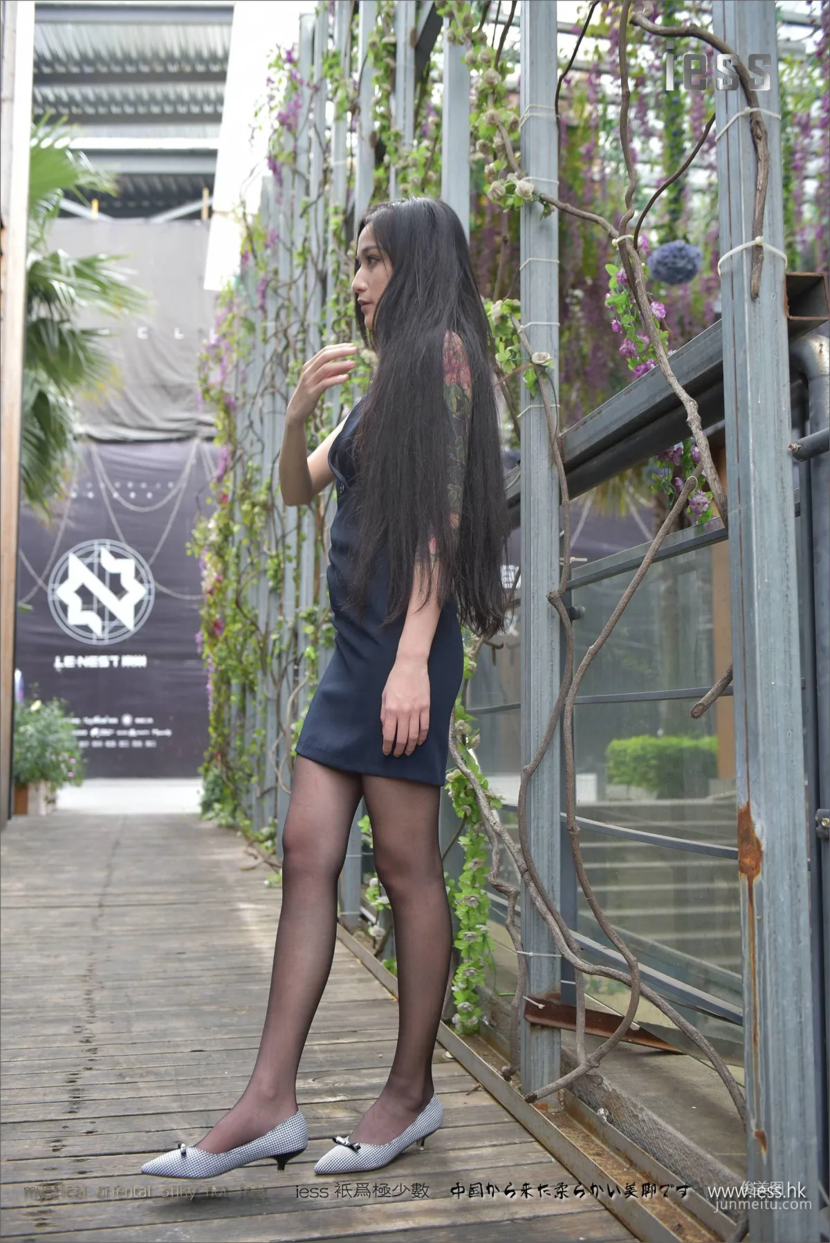 丝足便当110 潇潇 《户外黑丝平底鞋》[IESS异思趣向] 写真集1