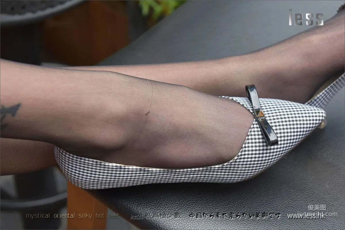 Silk Stockings Bento 110 Xiao Xiao, Outdoor Black Stockings and Flats [IESS] Photo Set photo 56
