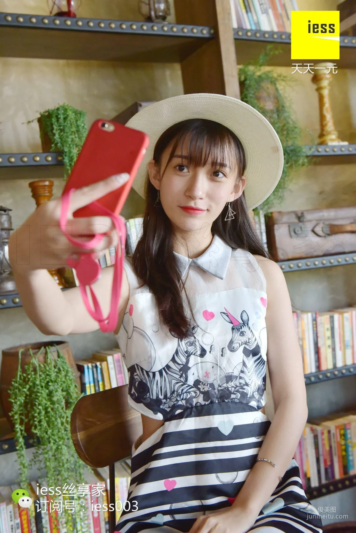 Si Xiang Jia 018 IESS Qiuqiu, The Girl's Sheer Stockings and Open-Toe Sandals [IESS] Photo Set photo 2