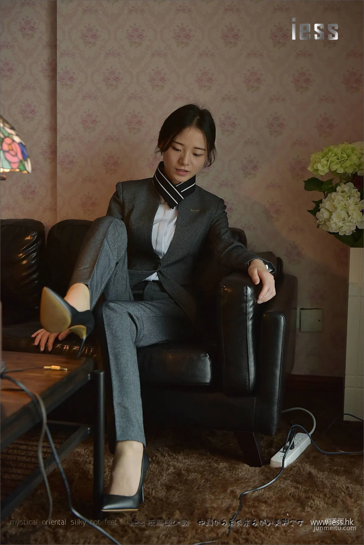 Silk Stockings Bento 114 Xiao Liu, Xiao Liu's Long Pants and Short Stockings [IESS] Photo Set photo 5