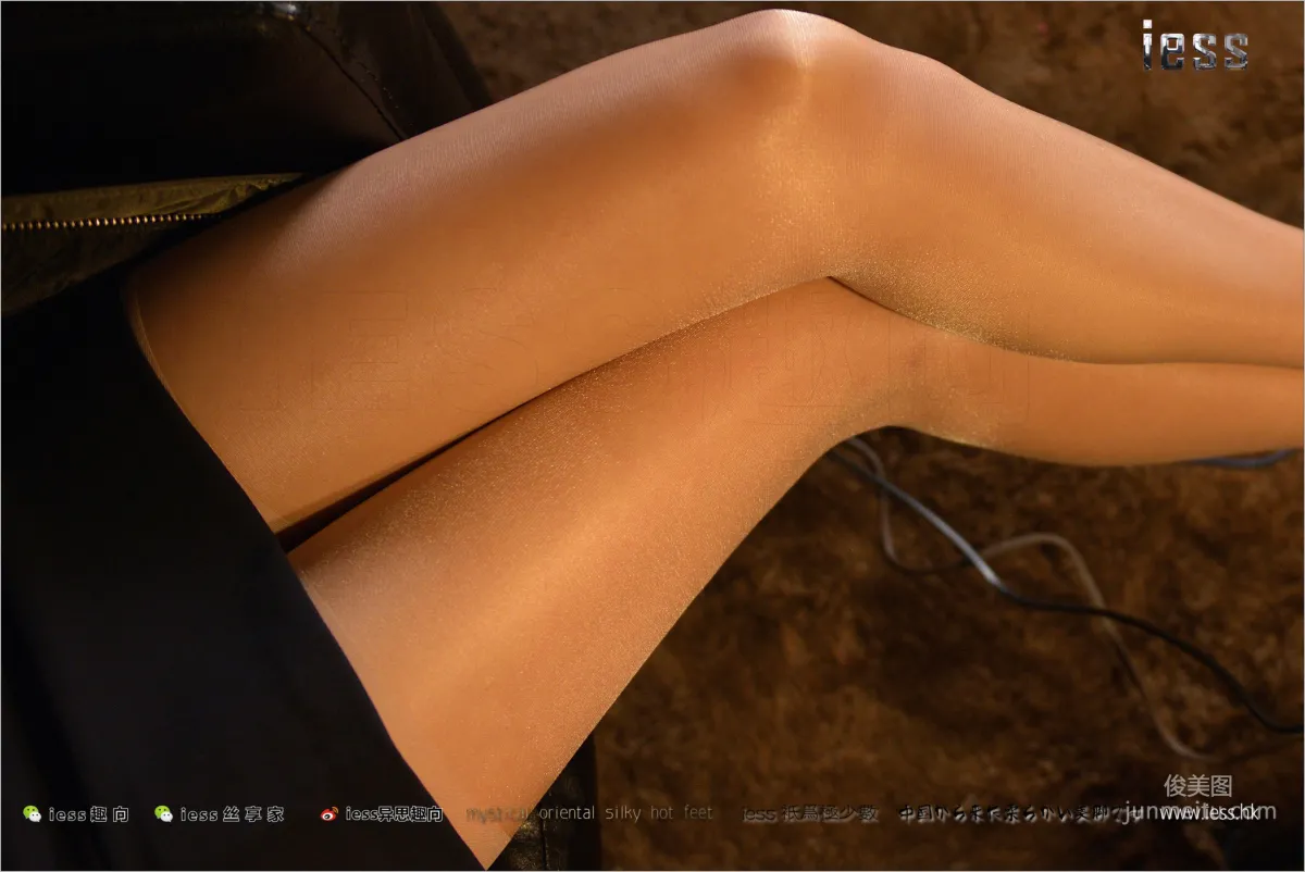 Silk Stockings Bento 143 Xiao Xiao, Silk Stockings Under the Desk Lamp [IESS] Photo Set photo 23