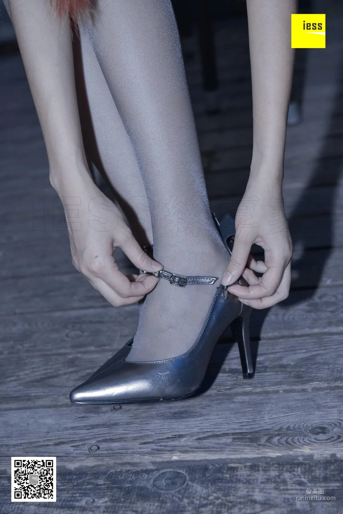 Si Xiang Jia 123 Jing Jing Gray Stockings Under the Flash [IESS] Photo Set photo 5