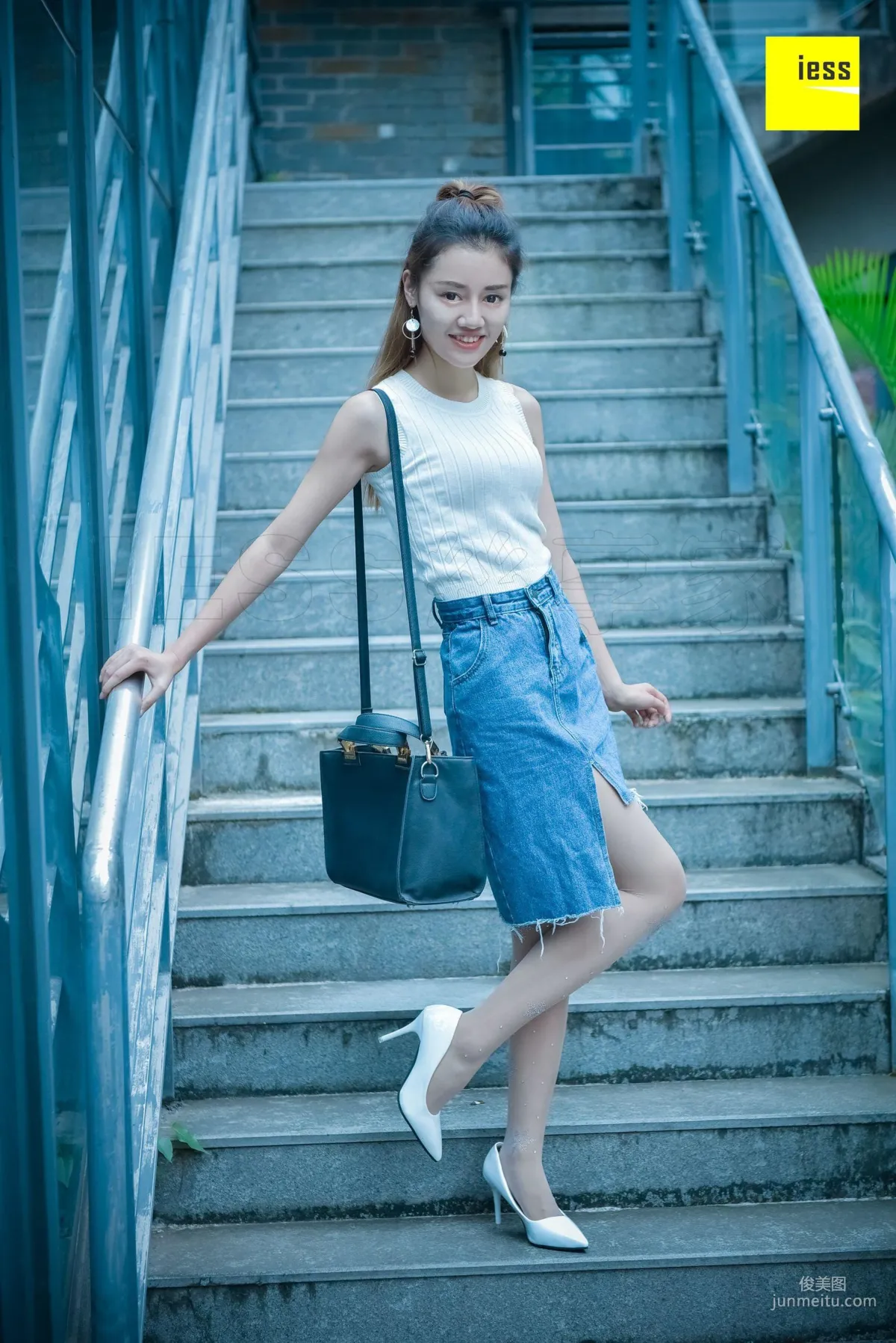 Si Xiang Jia 107 Jing Jing, Crystal White Stockings [IESS] Photo Set photo 33