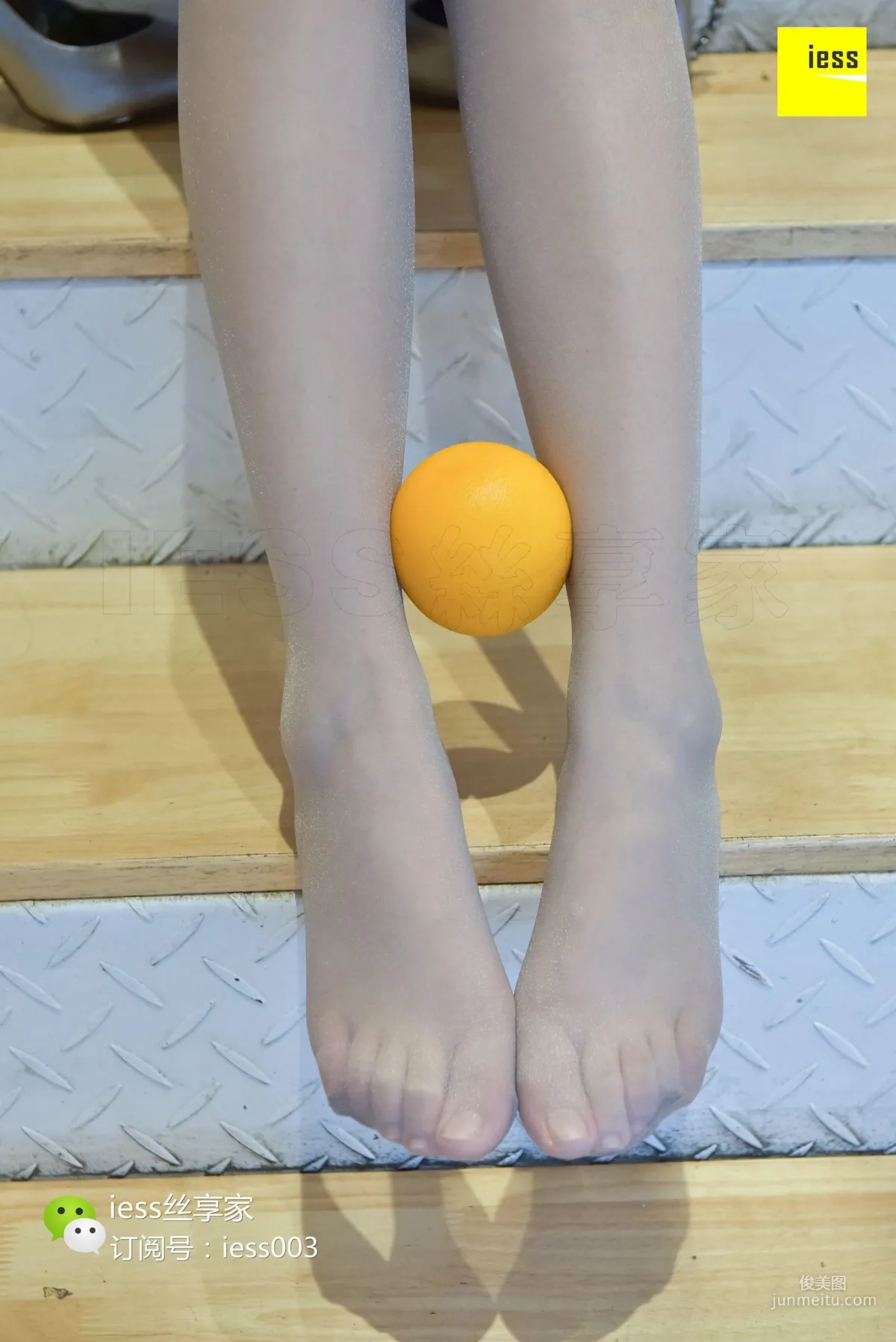 Si Xiang Jia 102 Wen Xin, Gray Stockings Feet Playing with Orange [IESS] Photo Set photo 55