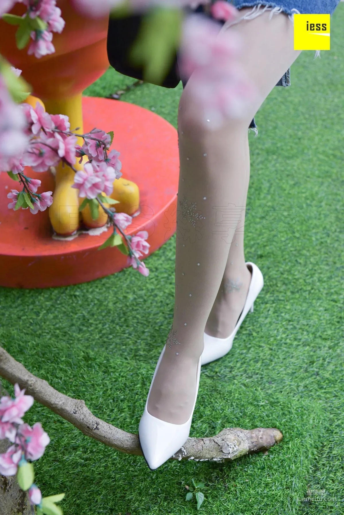 Si Xiang Jia 107 Jing Jing, Crystal White Stockings [IESS] Photo Set photo 19