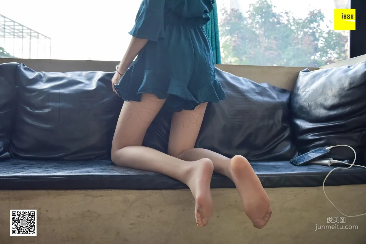 Si Xiang Jia 111 Qi Qi, Long Legs, Coffee Silk and Flat Shoes [IESS] Photo Set photo 98