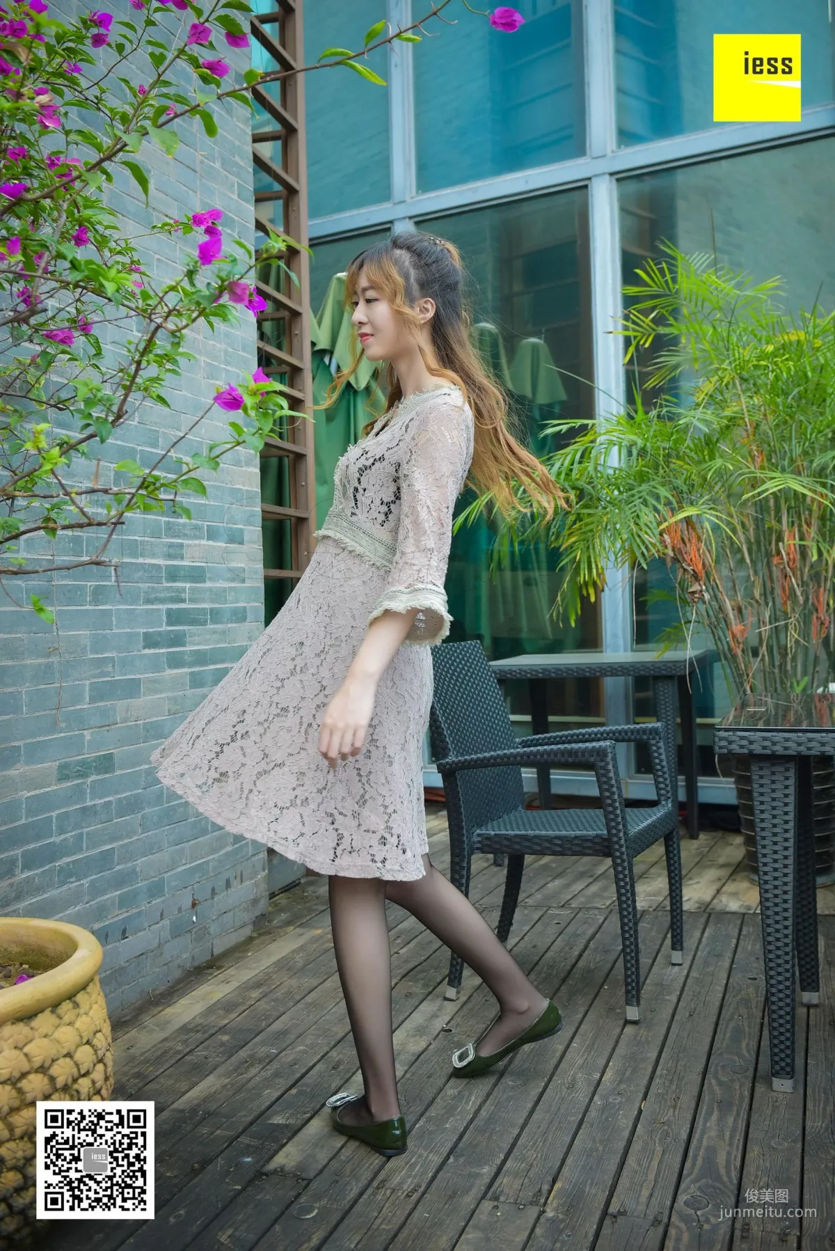 Si Xiang Jia 105 Zi Zi, Girl, You Should Still Wear Flat Shoes [IESS] Photo Set photo 13