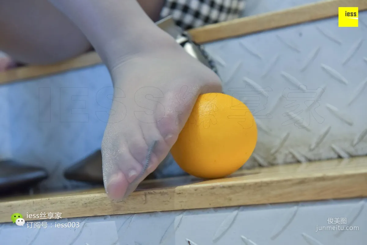 Si Xiang Jia 102 Wen Xin, Gray Stockings Feet Playing with Orange [IESS] Photo Set photo 58