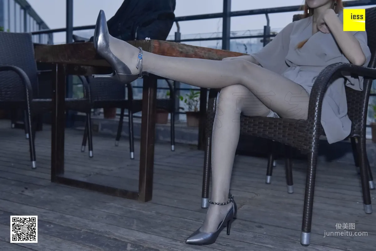 Si Xiang Jia 123 Jing Jing Gray Stockings Under the Flash [IESS] Photo Set photo 3