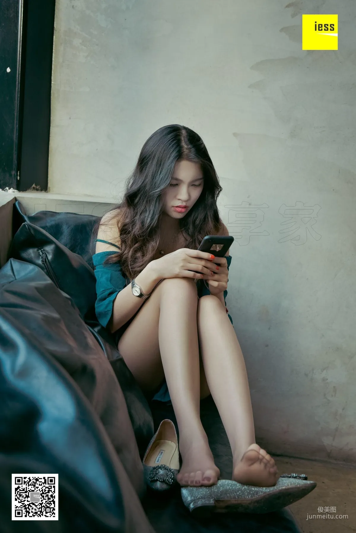Si Xiang Jia 111 Qi Qi, Long Legs, Coffee Silk and Flat Shoes [IESS] Photo Set photo 66