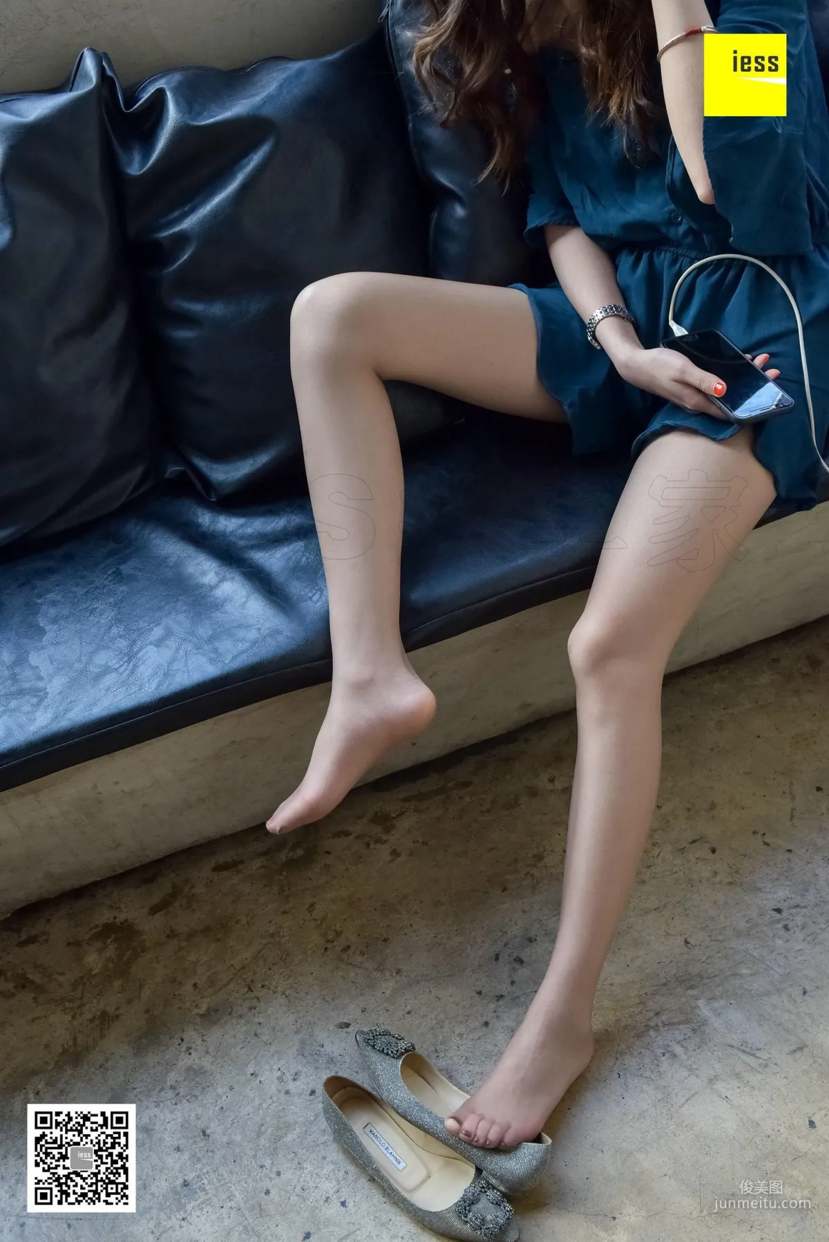 Si Xiang Jia 111 Qi Qi, Long Legs, Coffee Silk and Flat Shoes [IESS] Photo Set photo 96