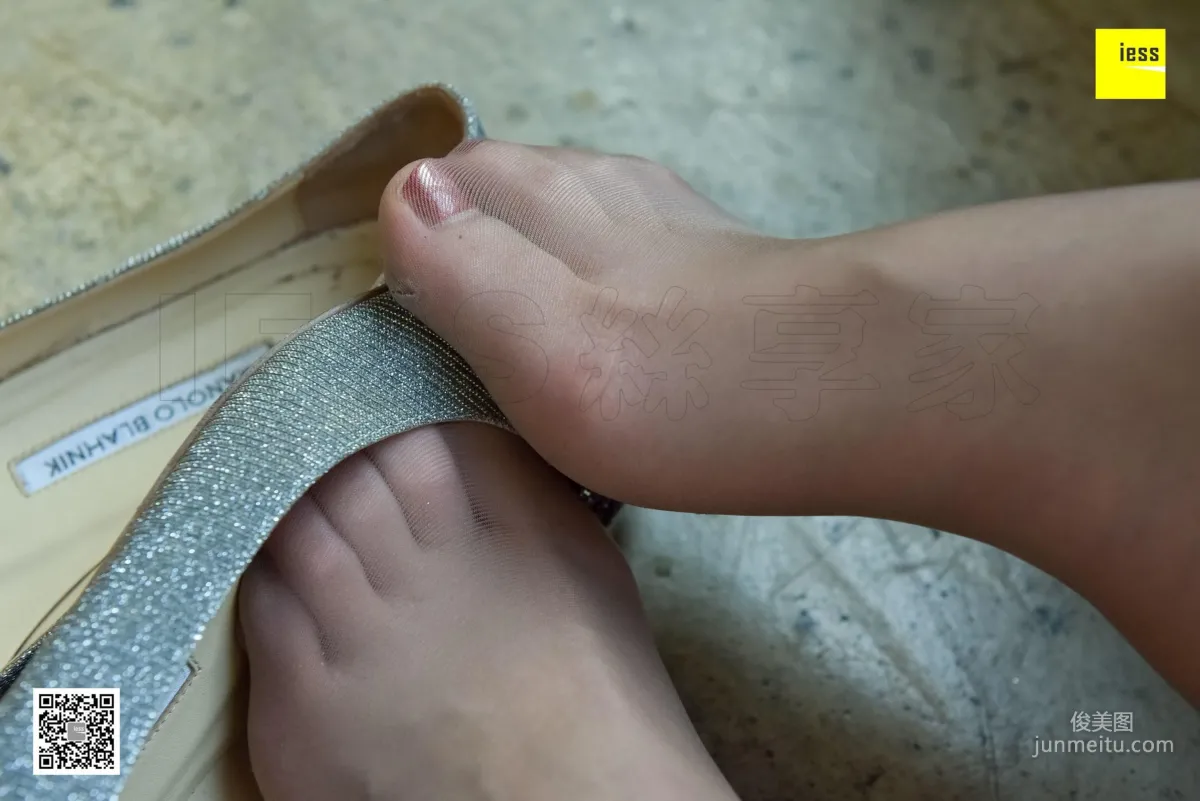 Si Xiang Jia 111 Qi Qi, Long Legs, Coffee Silk and Flat Shoes [IESS] Photo Set photo 92