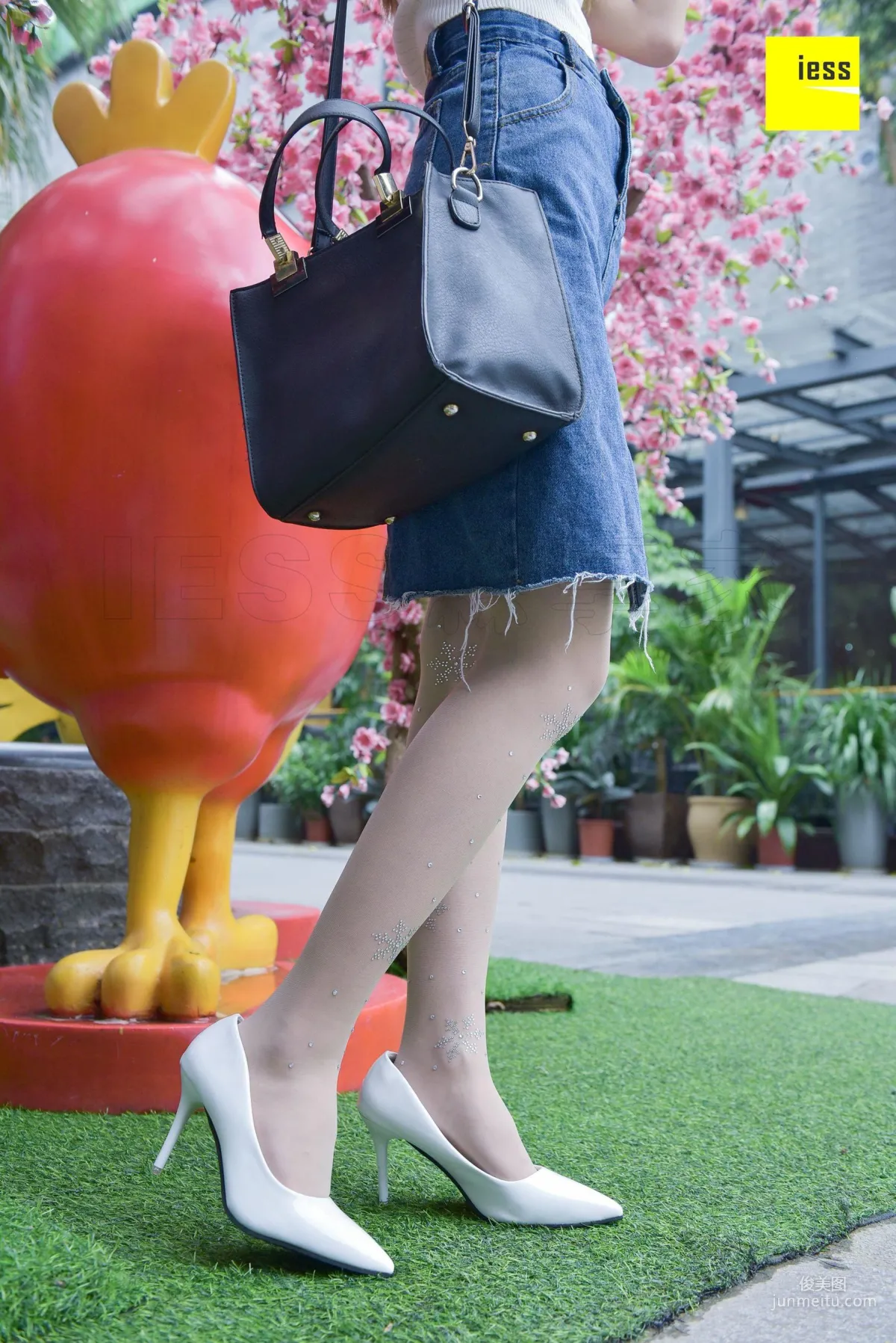 Si Xiang Jia 107 Jing Jing, Crystal White Stockings [IESS] Photo Set photo 7
