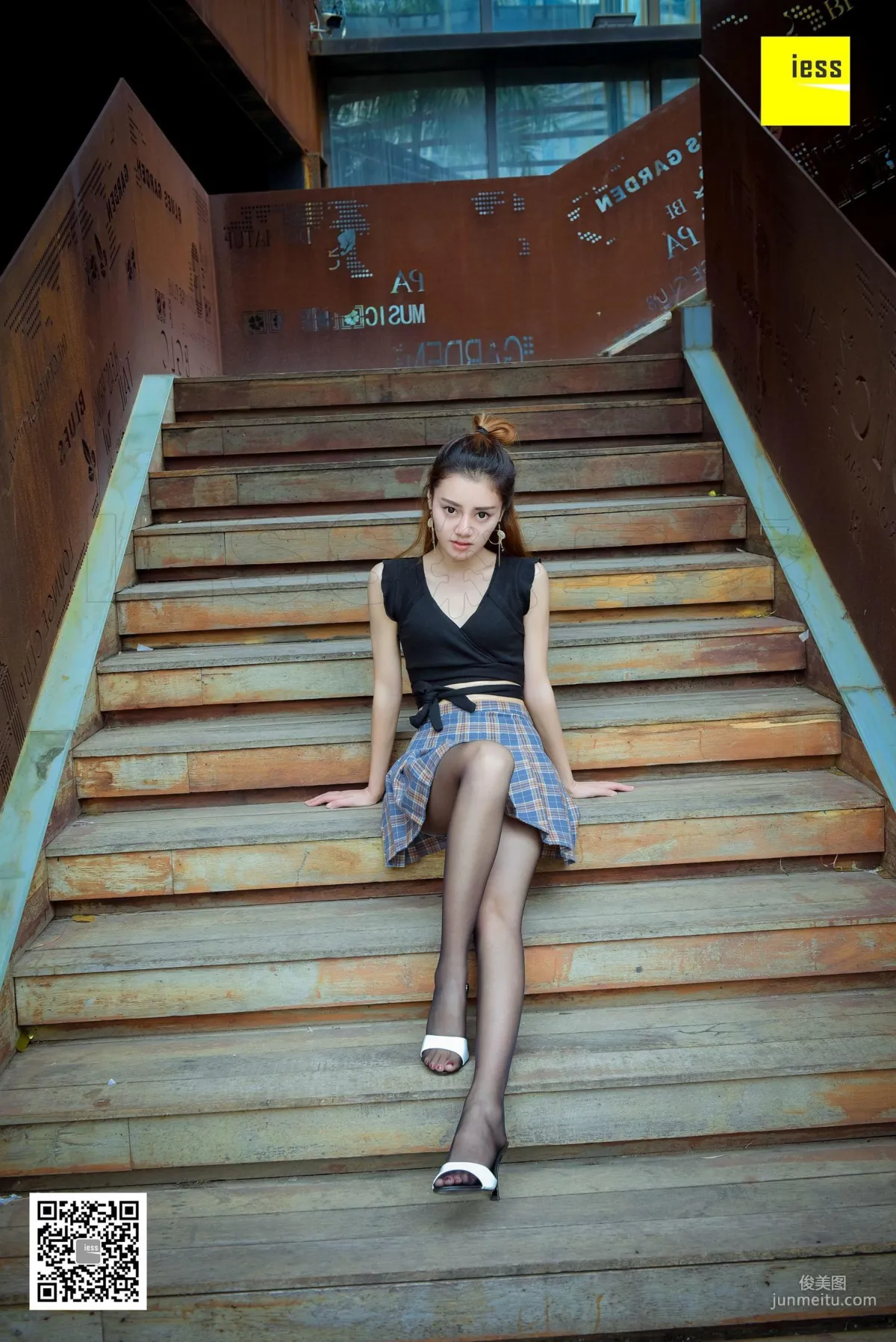 Si Xiang Jia 128 Jing Jing, Crop Top Short Skirt Black Stockings [IESS] Photo Set photo 1