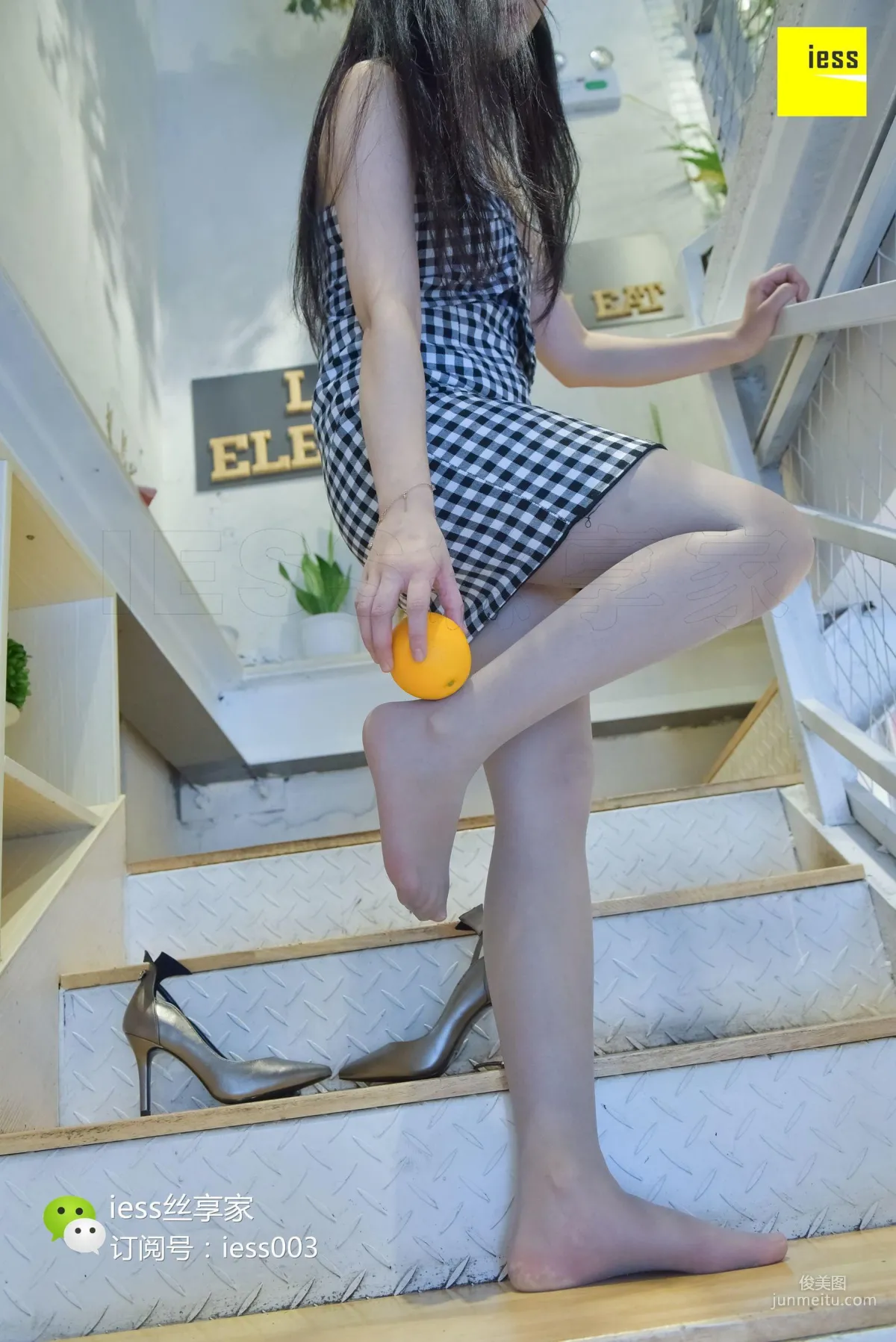 Si Xiang Jia 102 Wen Xin, Gray Stockings Feet Playing with Orange [IESS] Photo Set photo 52