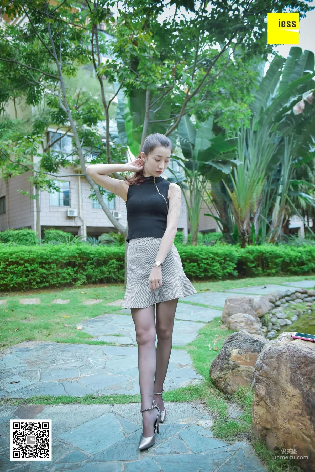 Si Xiang Jia 115 Qiuqiu Black Stockings Beauty Enjoying the Cool in the Garden [IESS] Photo Set photo 16