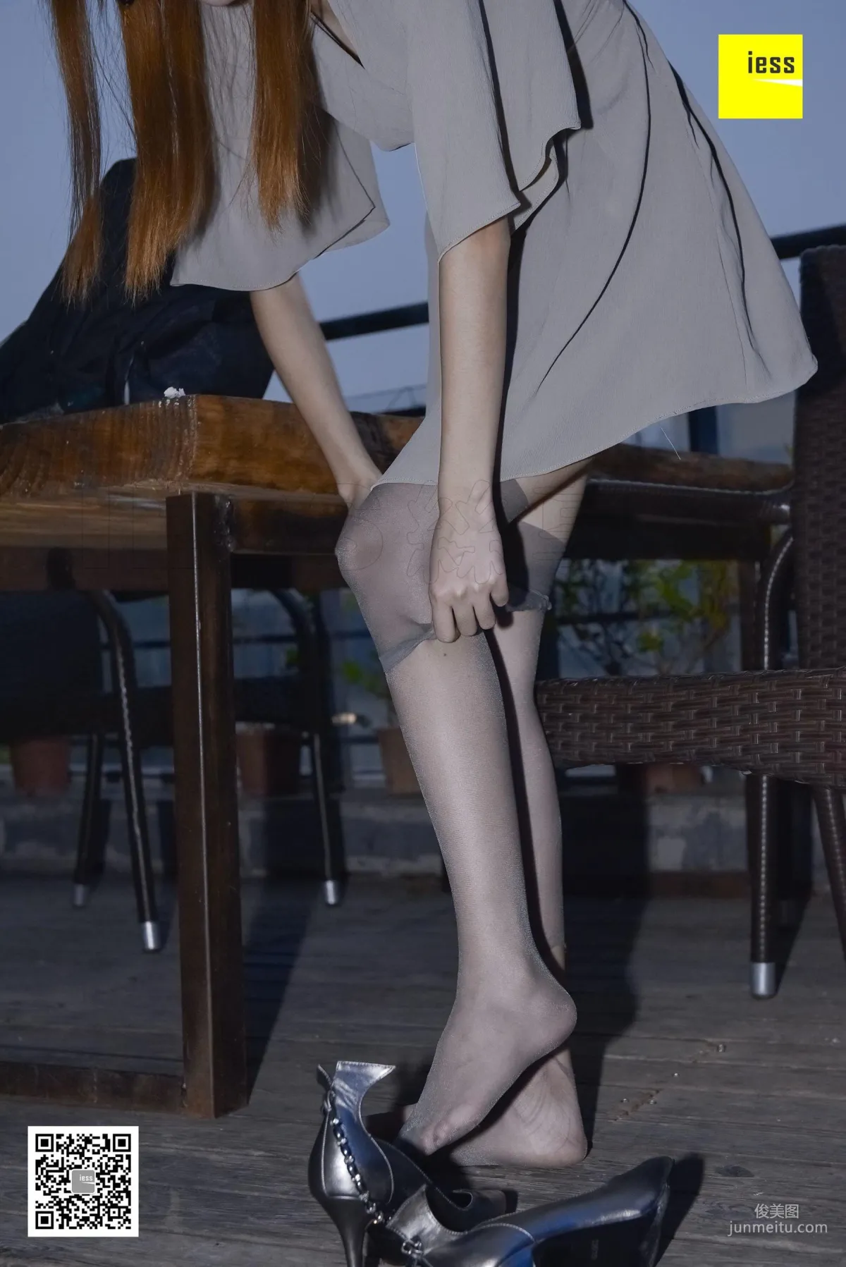 Si Xiang Jia 123 Jing Jing Gray Stockings Under the Flash [IESS] Photo Set photo 59
