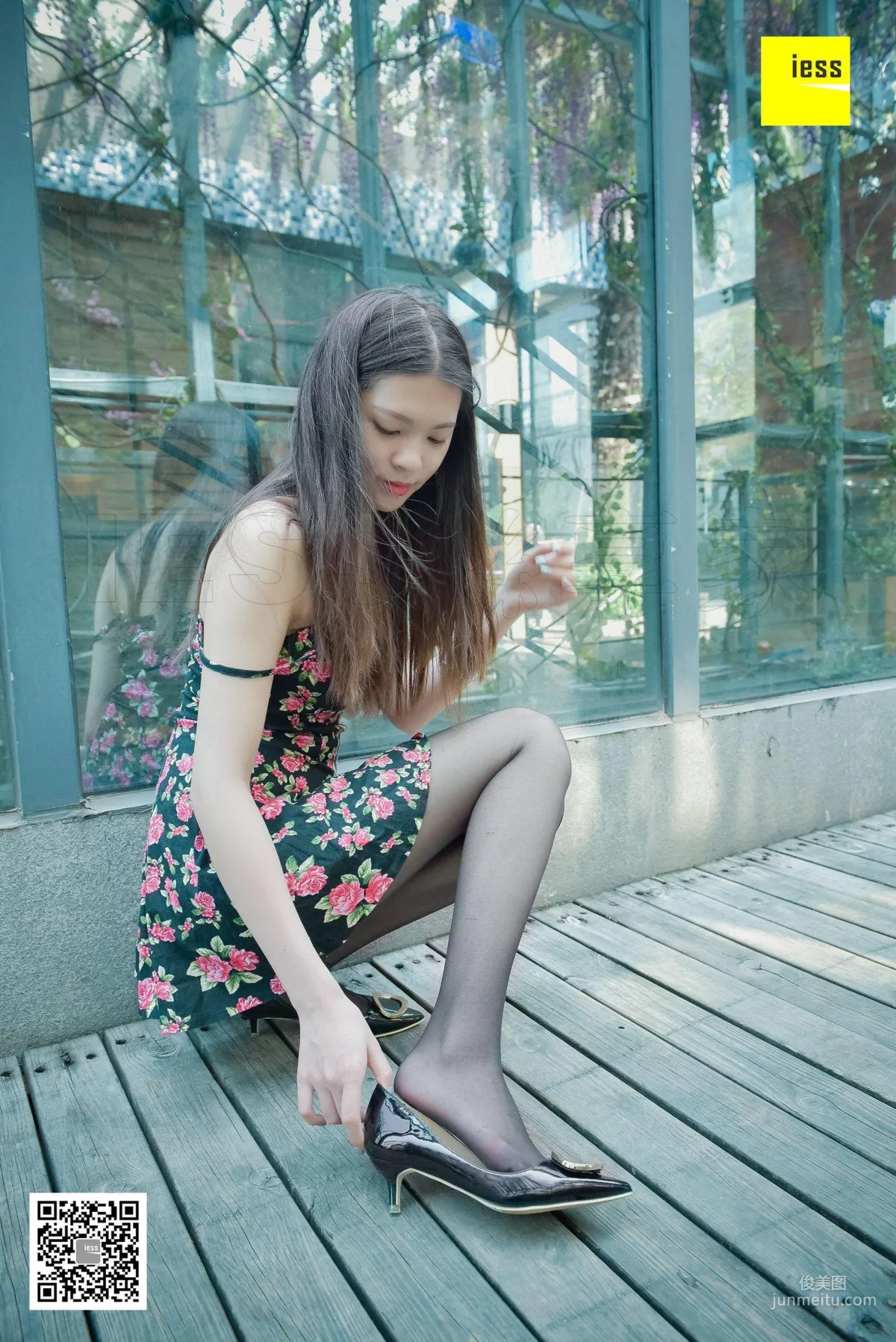 Si Xiang Jia 125 Qi Qi, Little Floral Print and Black Stockings [IESS] Photo Set photo 12