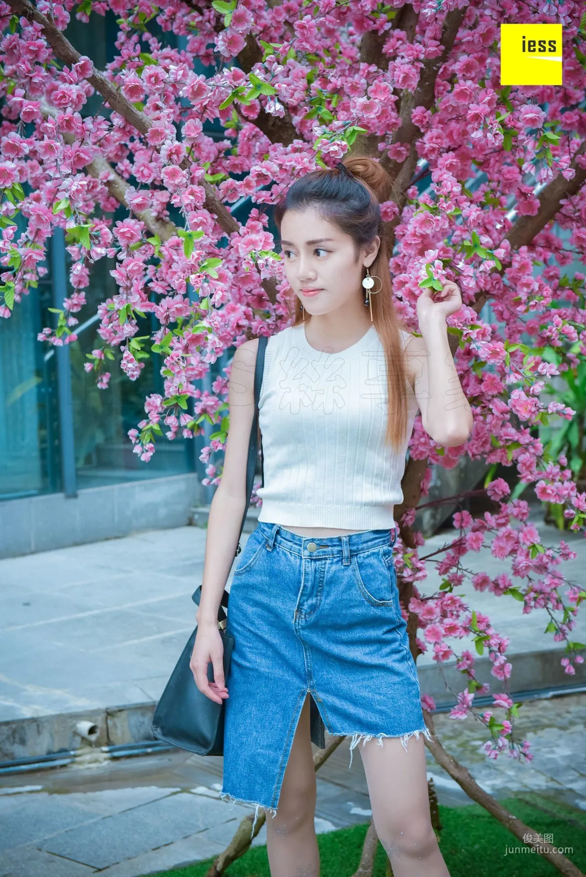 Si Xiang Jia 107 Jing Jing, Crystal White Stockings [IESS] Photo Set photo 1