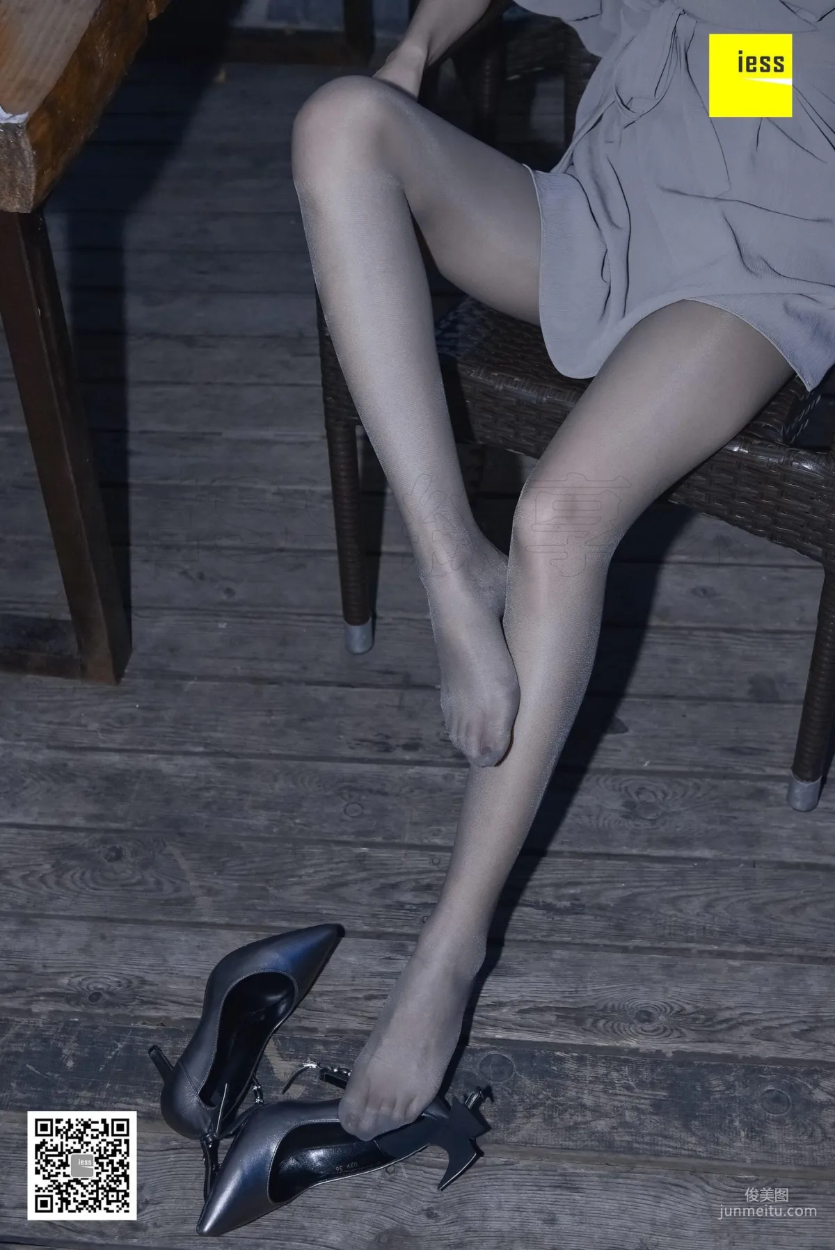 Si Xiang Jia 123 Jing Jing Gray Stockings Under the Flash [IESS] Photo Set photo 49