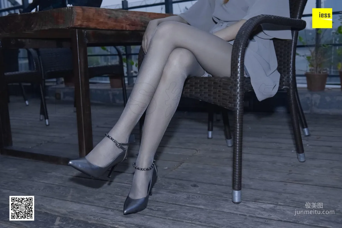 Si Xiang Jia 123 Jing Jing Gray Stockings Under the Flash [IESS] Photo Set photo 2