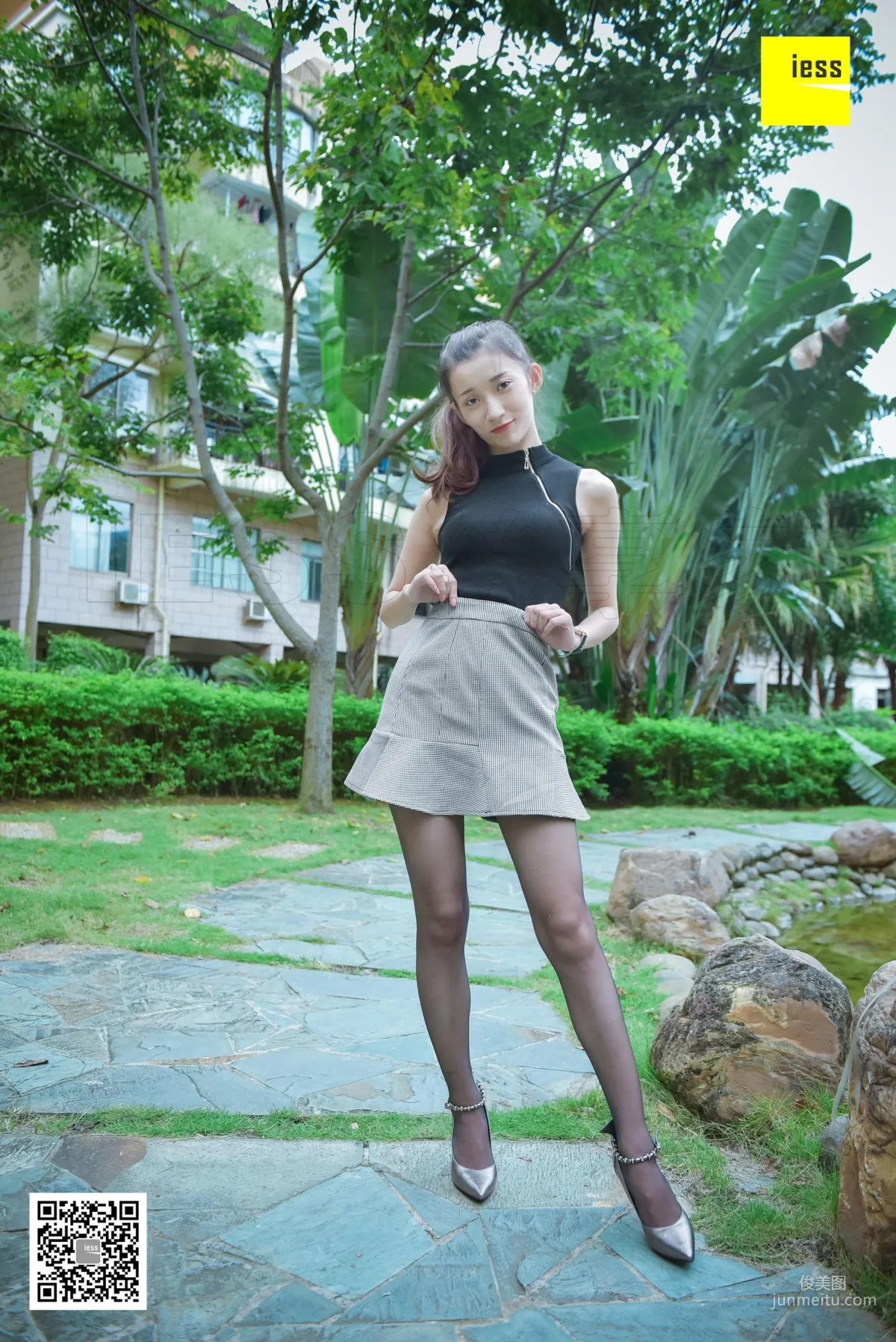 Si Xiang Jia 115 Qiuqiu Black Stockings Beauty Enjoying the Cool in the Garden [IESS] Photo Set photo 18