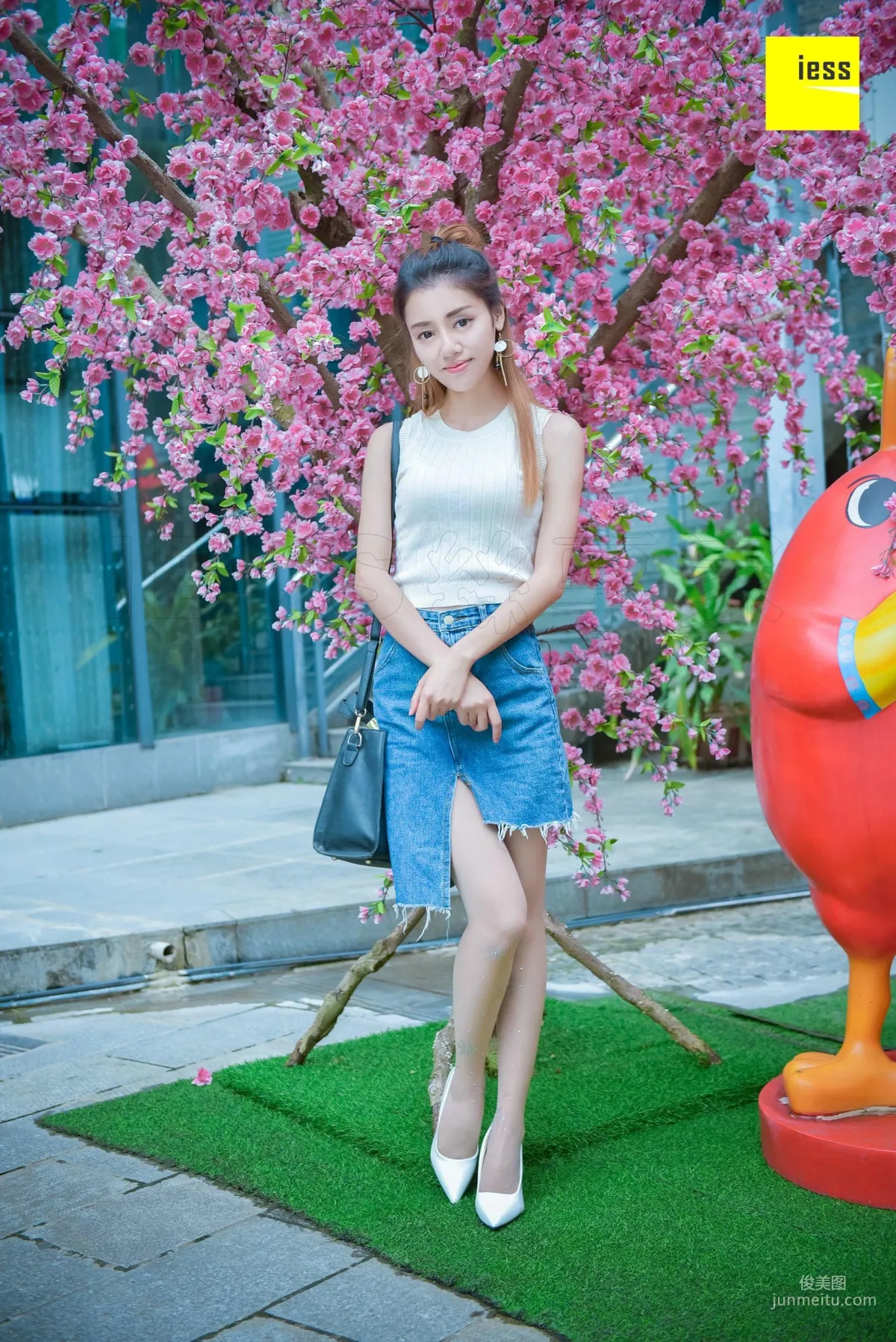 Si Xiang Jia 107 Jing Jing, Crystal White Stockings [IESS] Photo Set photo 2