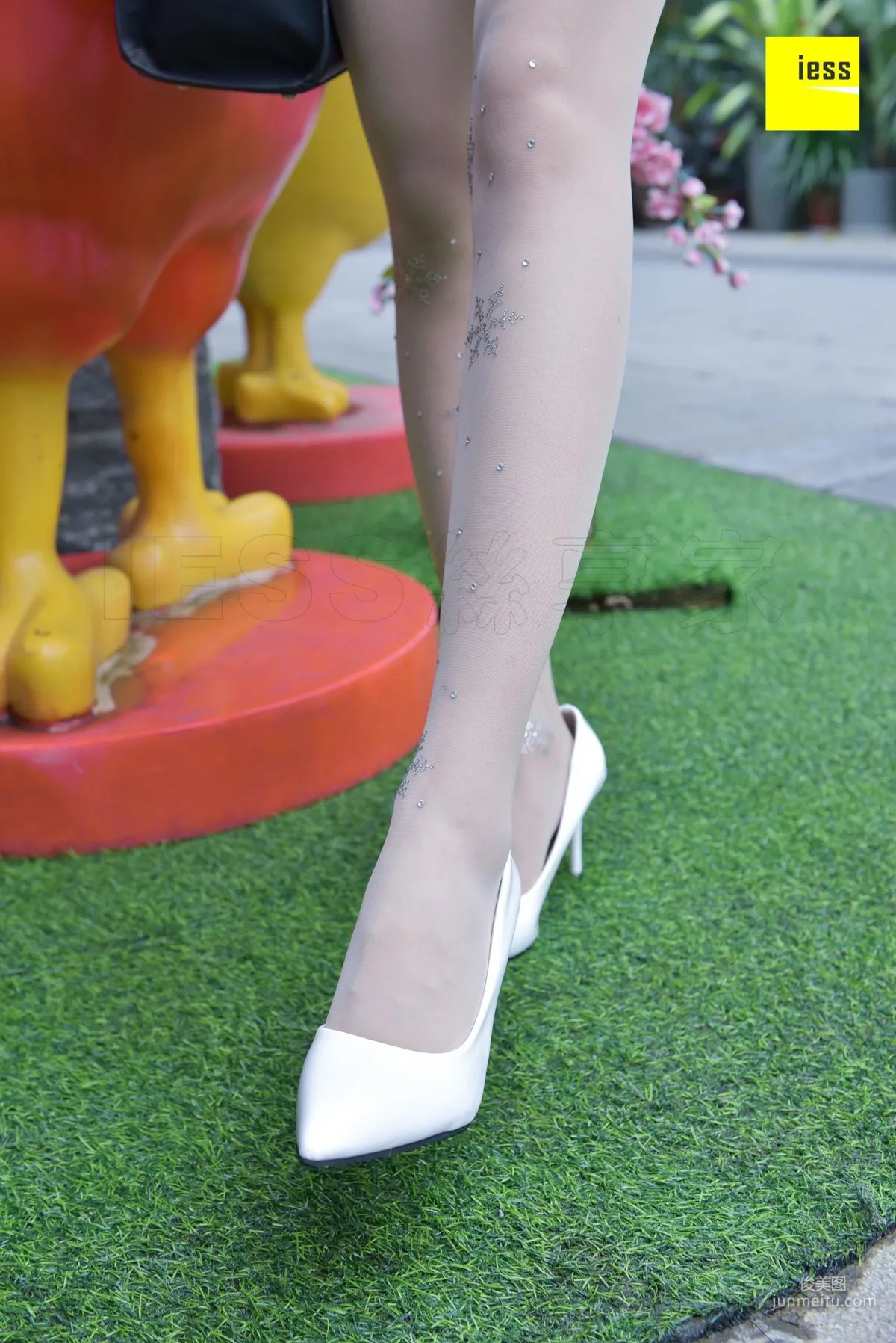 Si Xiang Jia 107 Jing Jing, Crystal White Stockings [IESS] Photo Set photo 21