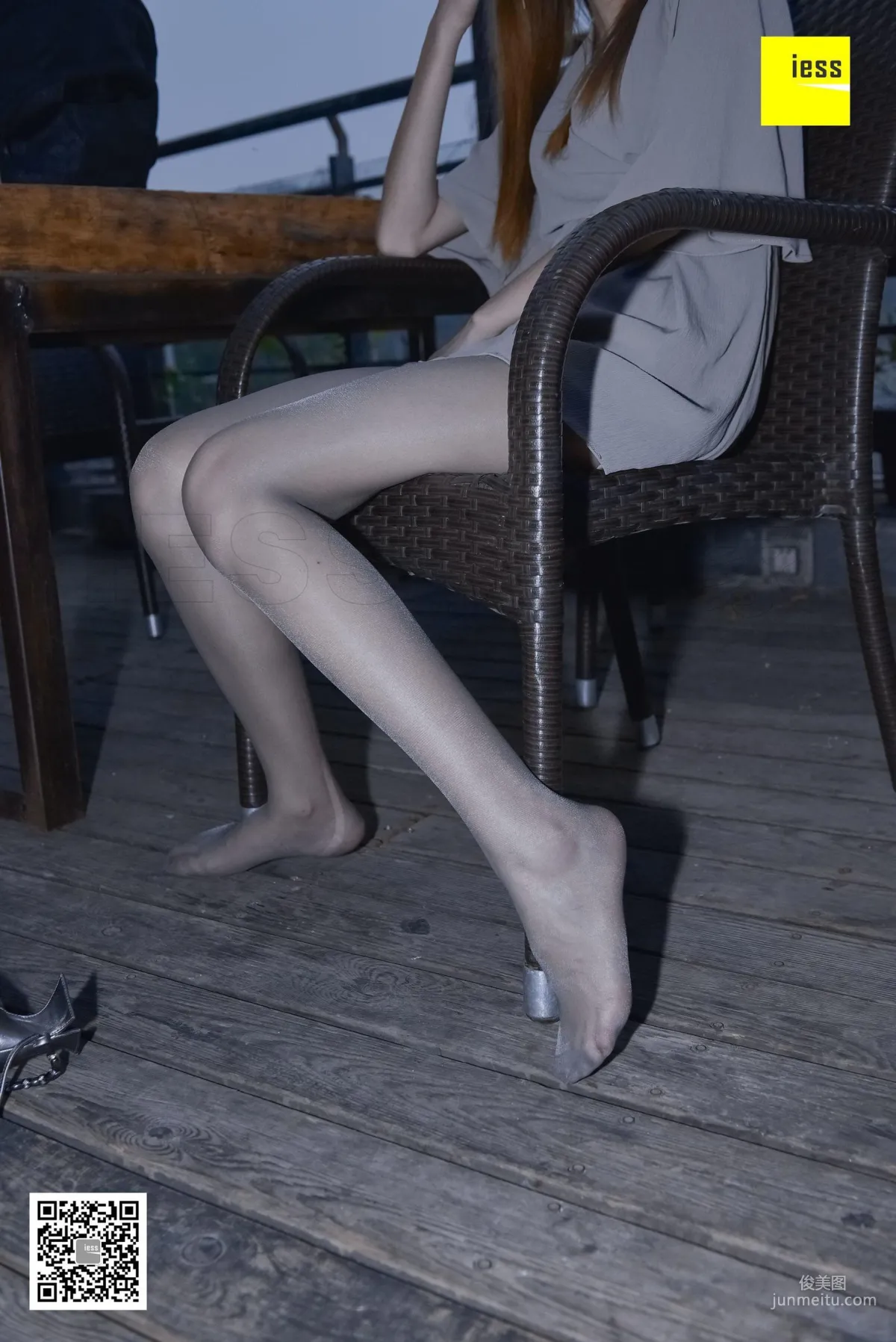 Si Xiang Jia 123 Jing Jing Gray Stockings Under the Flash [IESS] Photo Set photo 44