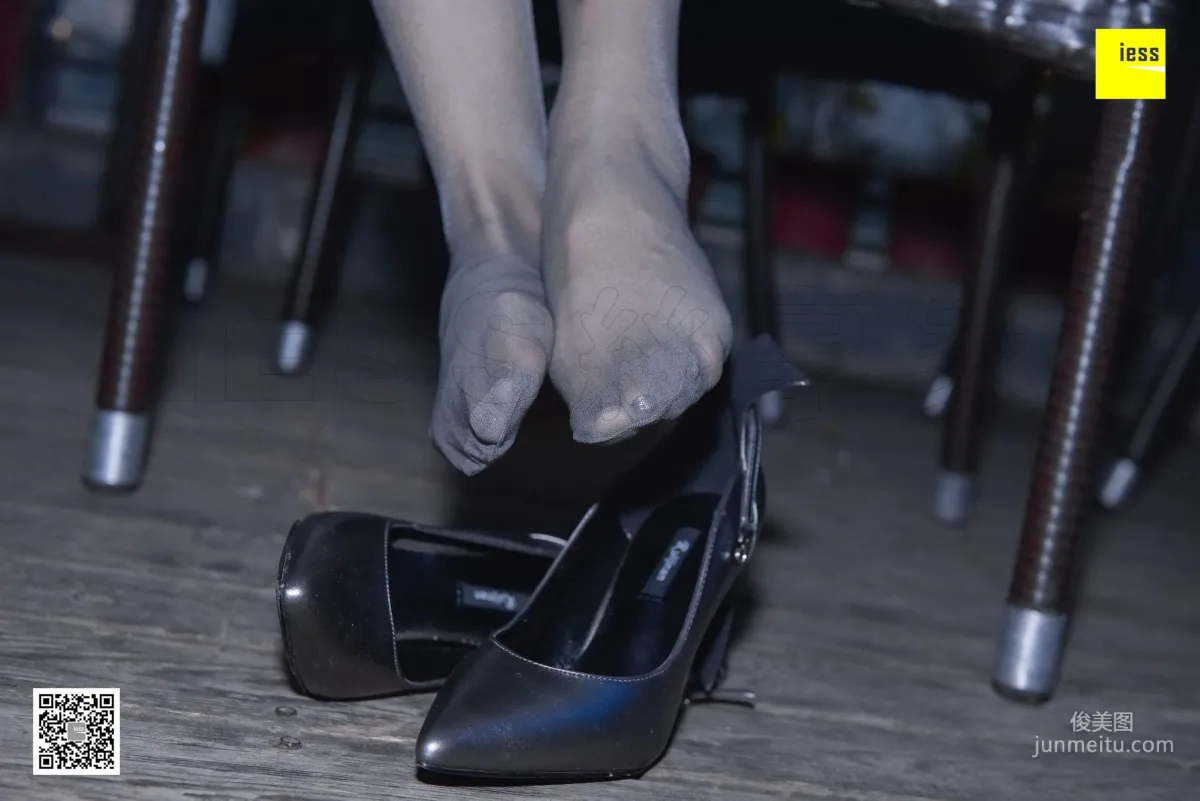 Si Xiang Jia 123 Jing Jing Gray Stockings Under the Flash [IESS] Photo Set photo 14