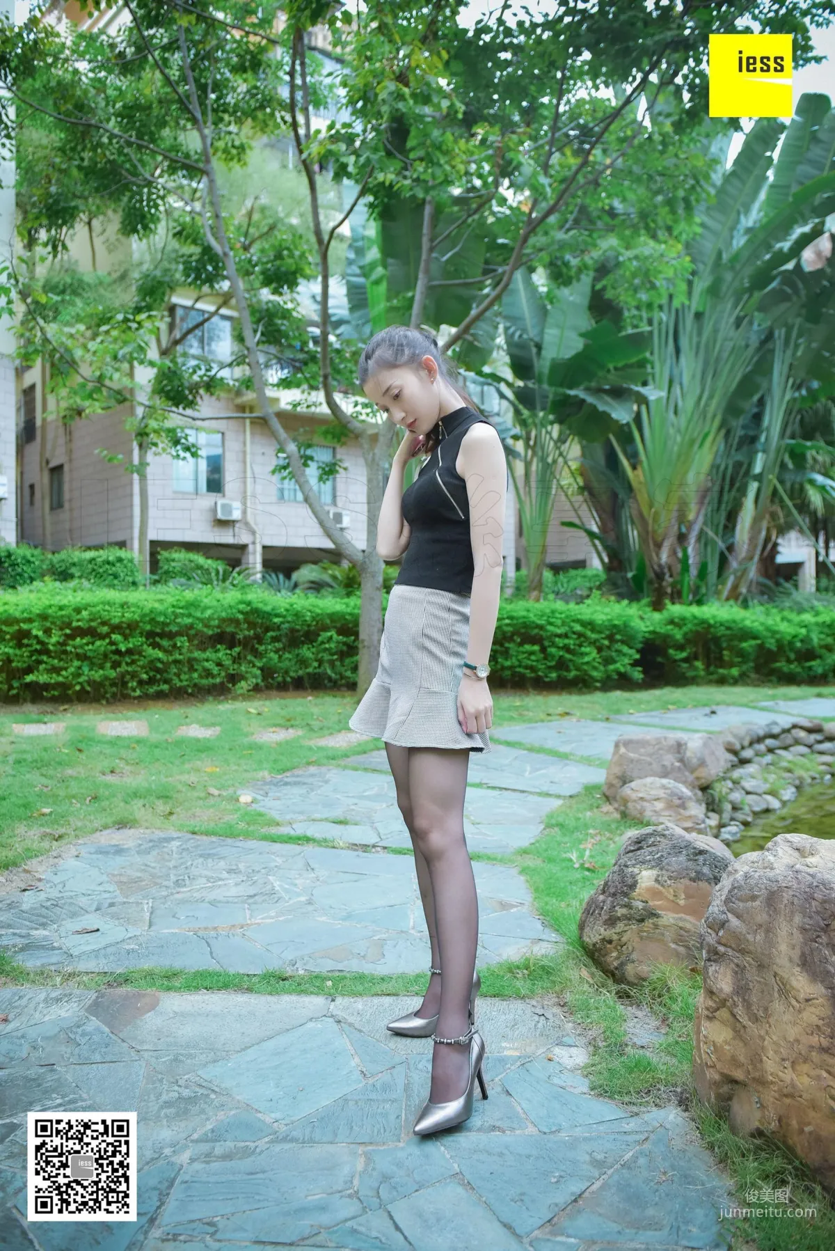 Si Xiang Jia 115 Qiuqiu Black Stockings Beauty Enjoying the Cool in the Garden [IESS] Photo Set photo 15