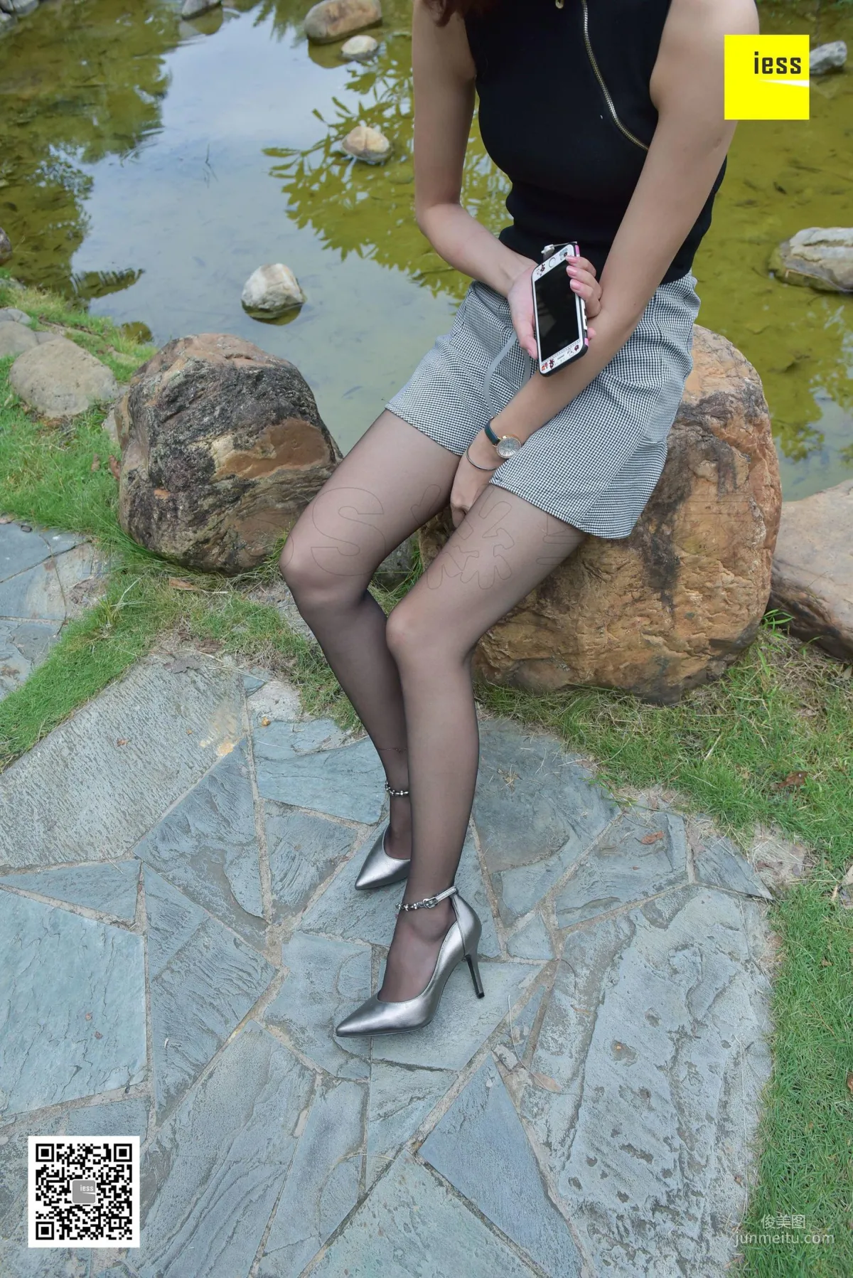Si Xiang Jia 115 Qiuqiu Black Stockings Beauty Enjoying the Cool in the Garden [IESS] Photo Set photo 11